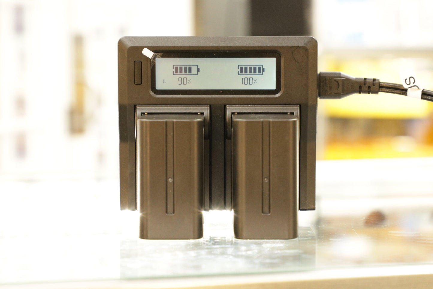 Vidpro Dual-Bay LCD AC/DC Battery Charger W/2 Power2000 NP-F750/770 Battery Packs, Used