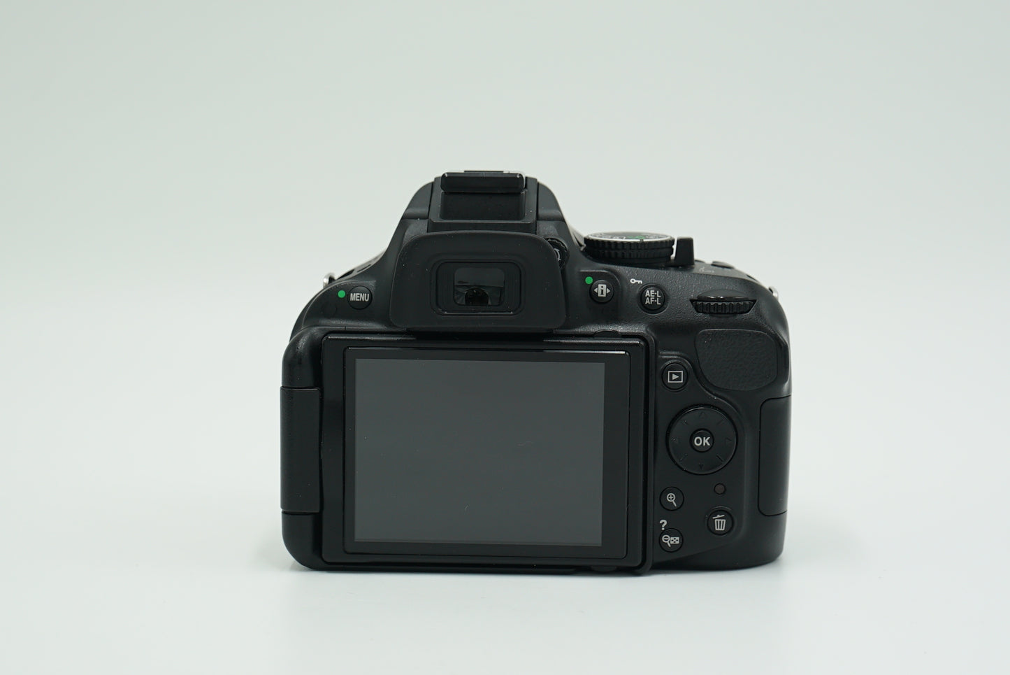 Nikon D5200/1855/24050 D5200 + AF-S 18-55mm f/3.5-5.6G II VR + Battery Grip + Remote Trigger, Used