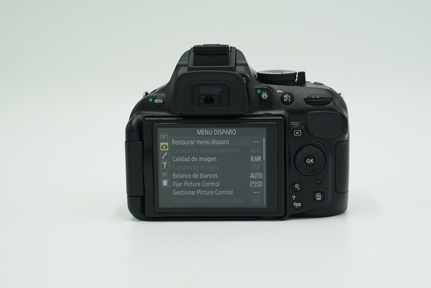 Nikon D5200/1855/24050 D5200 + AF-S 18-55mm f/3.5-5.6G II VR + Battery Grip + Remote Trigger, Used