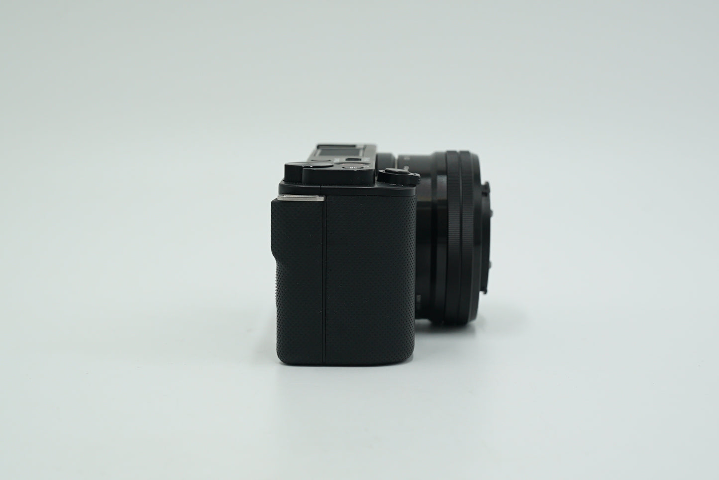 Sony ZVE10L/B/6231368 Mirrorless Camera W/16-50mm Lens + Neewer Cage, Black, Used