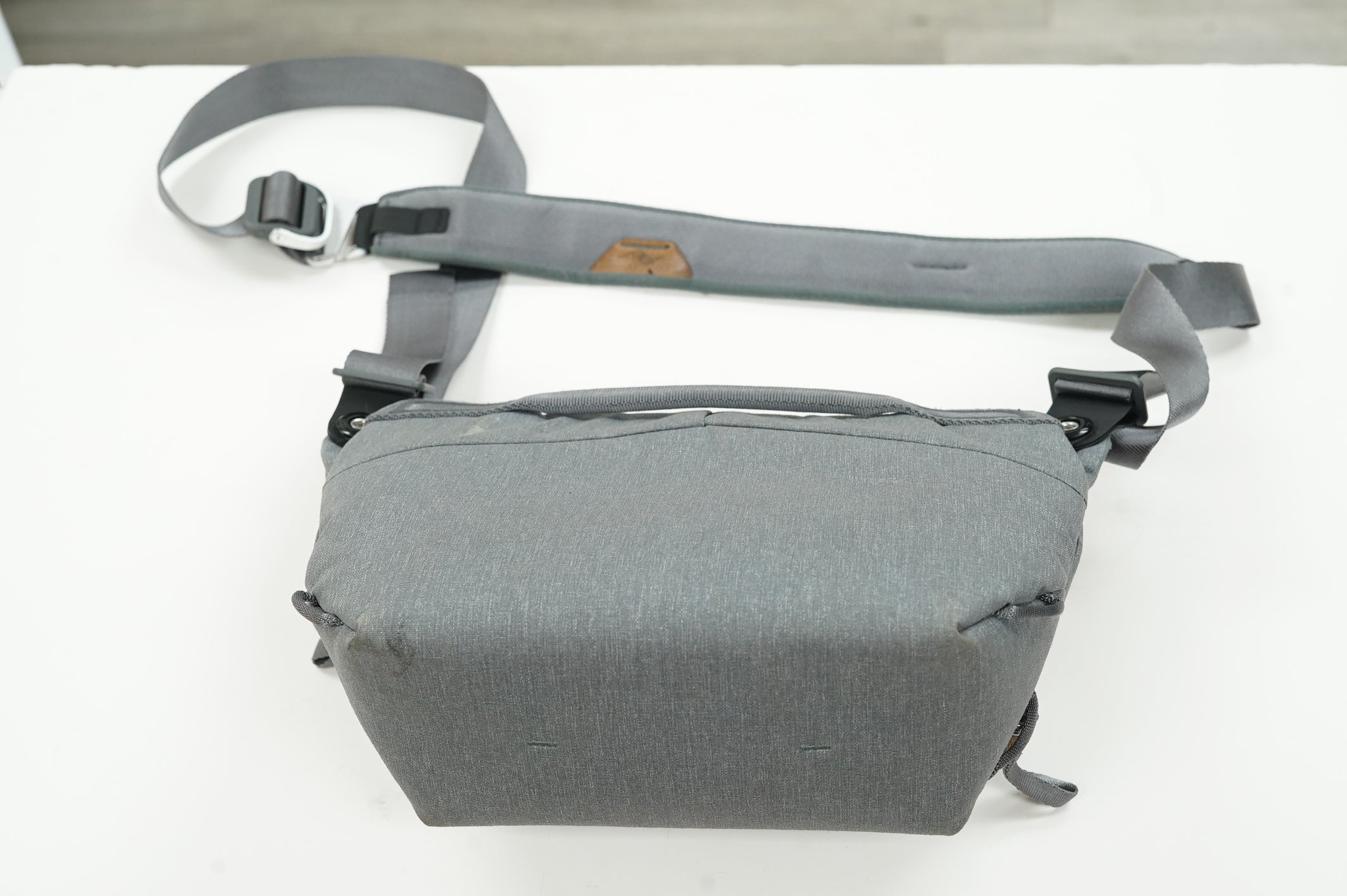 Peak Design Everyday Sling (Ash, 3L), Used