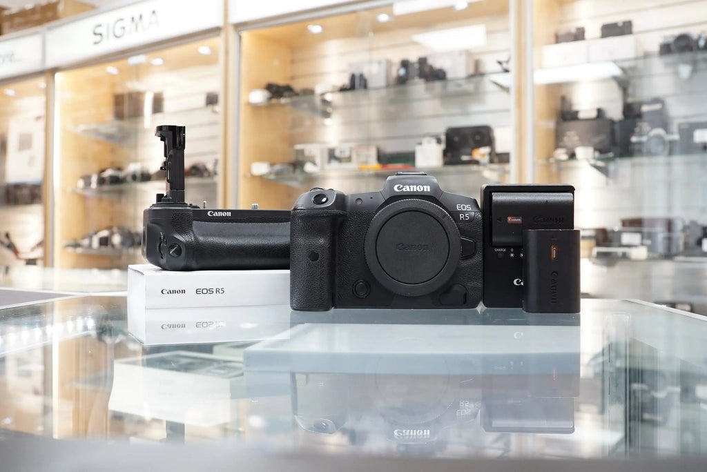 Canon EOS R5 Mirrorless Camera w/BG-R10 Battery Grip #04990, Used