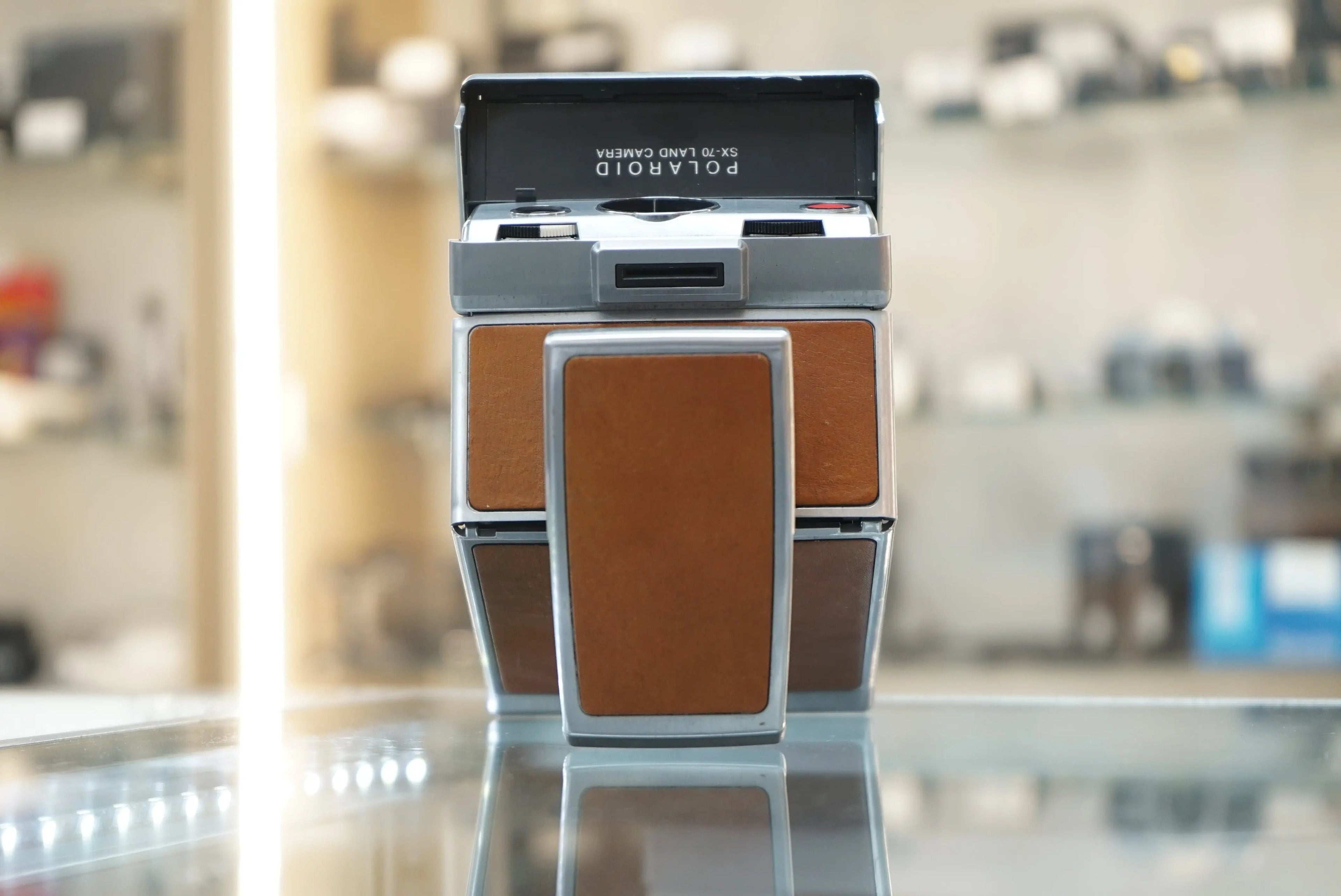 POLAROID SX70-BR0WN SX-70 Film (Land) Camera, Used - AVC photo video store