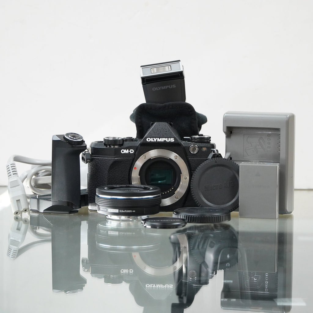 Olympus OM-D E-M5 Mark II Mirrorless Micro Four Thirds Digital Camera with 14-42mm F3.5-5.6 #47664, Used