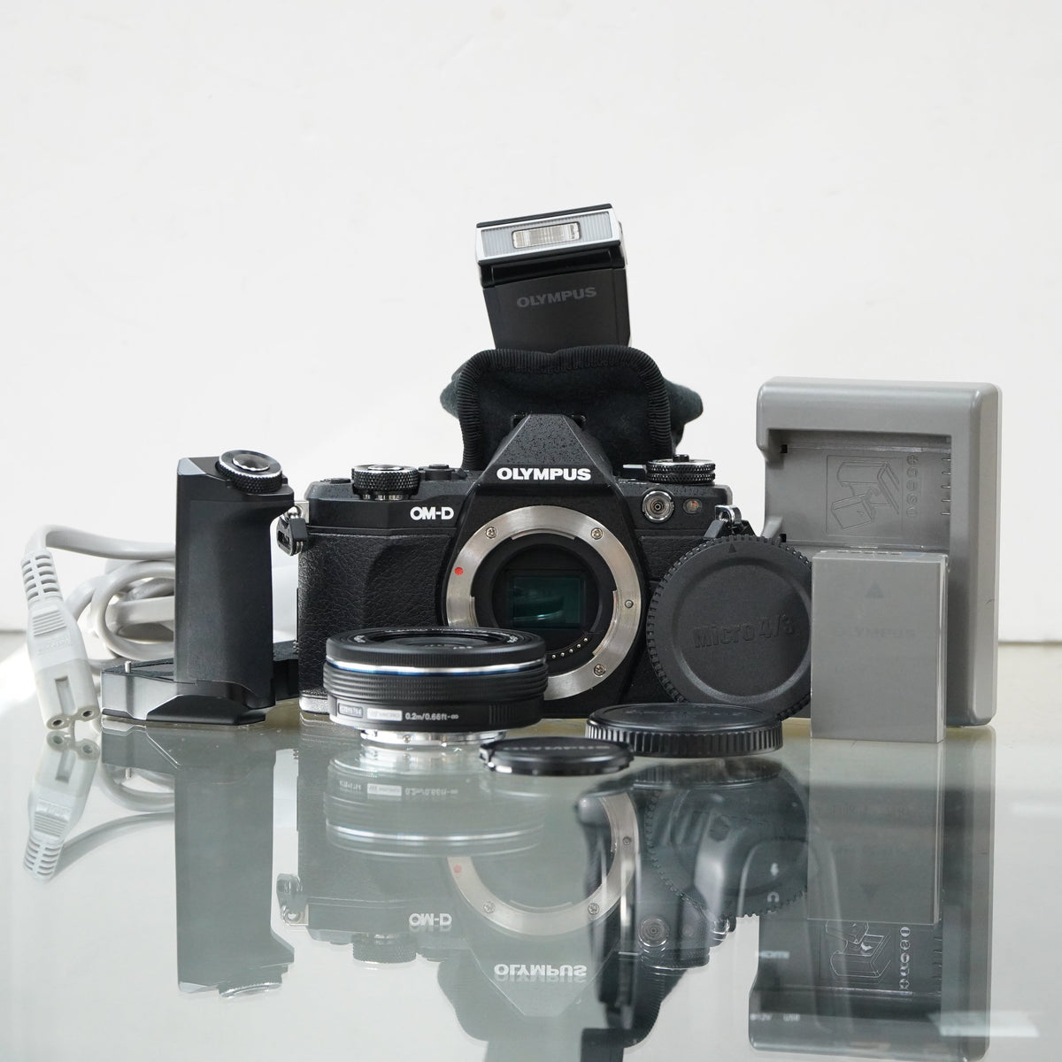 Olympus OM-D E-M5 Mark II Mirrorless Micro Four Thirds Digital Camera with 14-42mm F3.5-5.6 #47664, Used