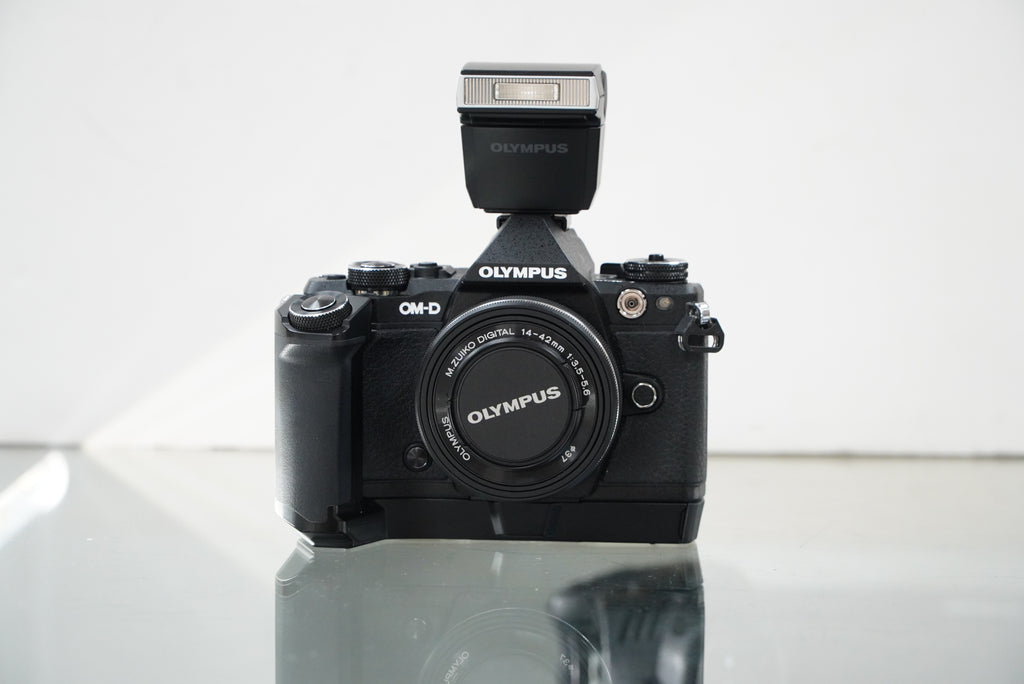 Olympus OM-D E-M5 Mark II Mirrorless Micro Four Thirds Digital Camera with 14-42mm F3.5-5.6 #47664, Used