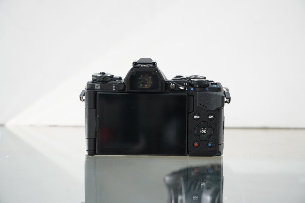 Olympus OM-D E-M5 Mark II Mirrorless Micro Four Thirds Digital Camera with 14-42mm F3.5-5.6 #47664, Used