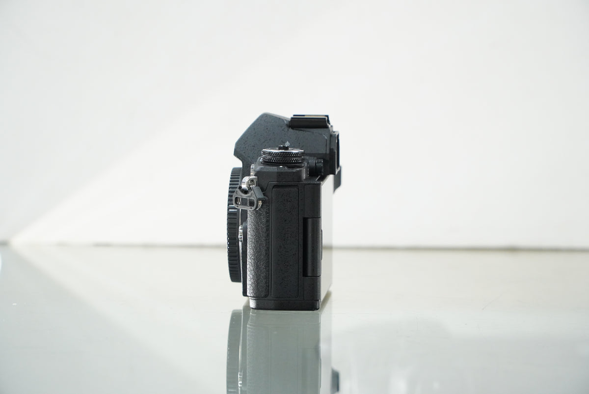 Olympus OM-D E-M5 Mark II Mirrorless Micro Four Thirds Digital Camera with 14-42mm F3.5-5.6 #47664, Used
