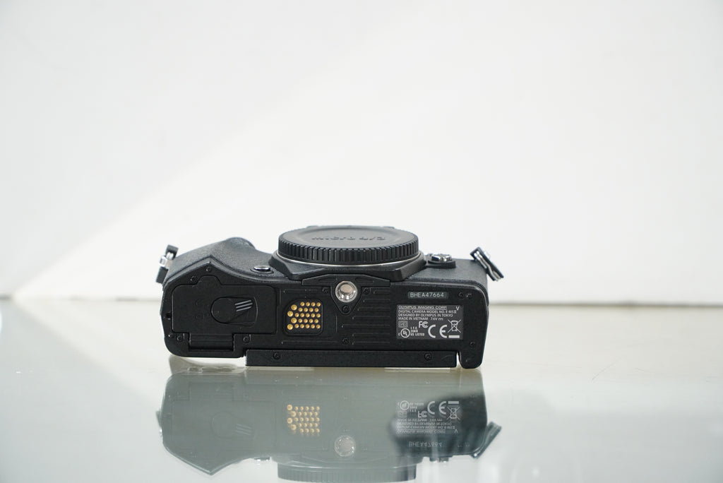 Olympus OM-D E-M5 Mark II Mirrorless Micro Four Thirds Digital Camera with 14-42mm F3.5-5.6 #47664, Used