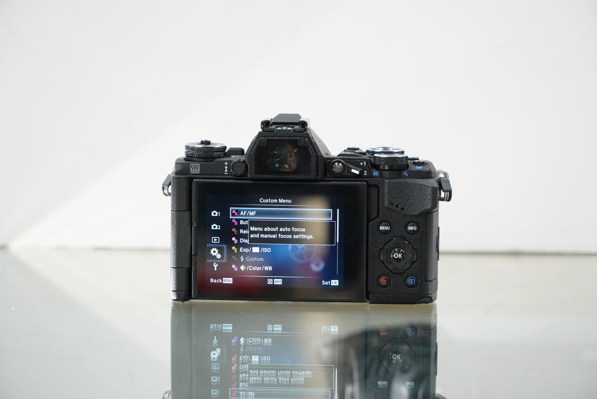 Olympus OM-D E-M5 Mark II Mirrorless Micro Four Thirds Digital Camera with 14-42mm F3.5-5.6 #47664, Used