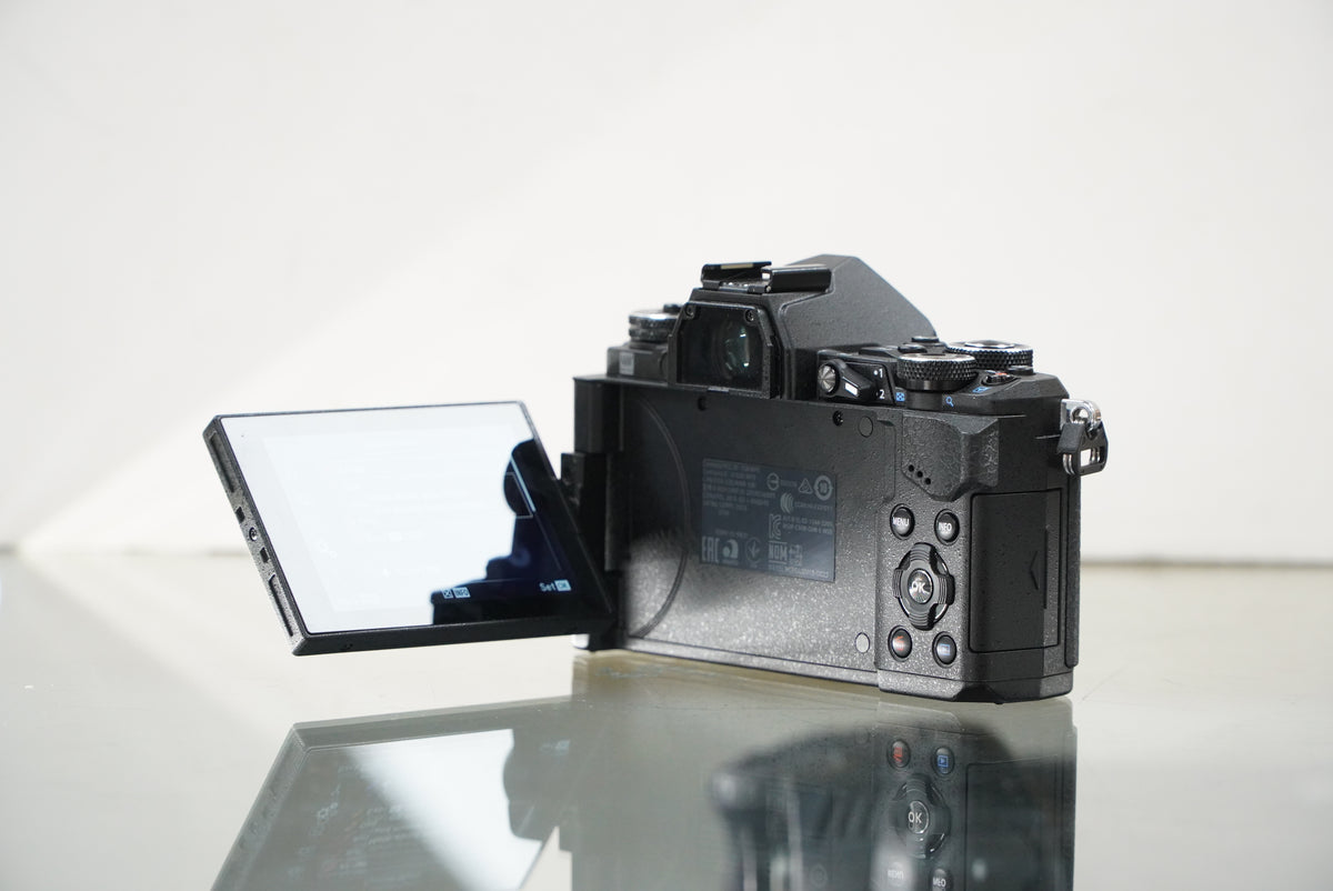 Olympus OM-D E-M5 Mark II Mirrorless Micro Four Thirds Digital Camera with 14-42mm F3.5-5.6 #47664, Used