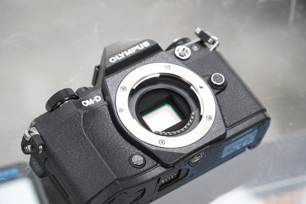 Olympus OM-D E-M5 Mark II Mirrorless Micro Four Thirds Digital Camera with 14-42mm F3.5-5.6 #47664, Used