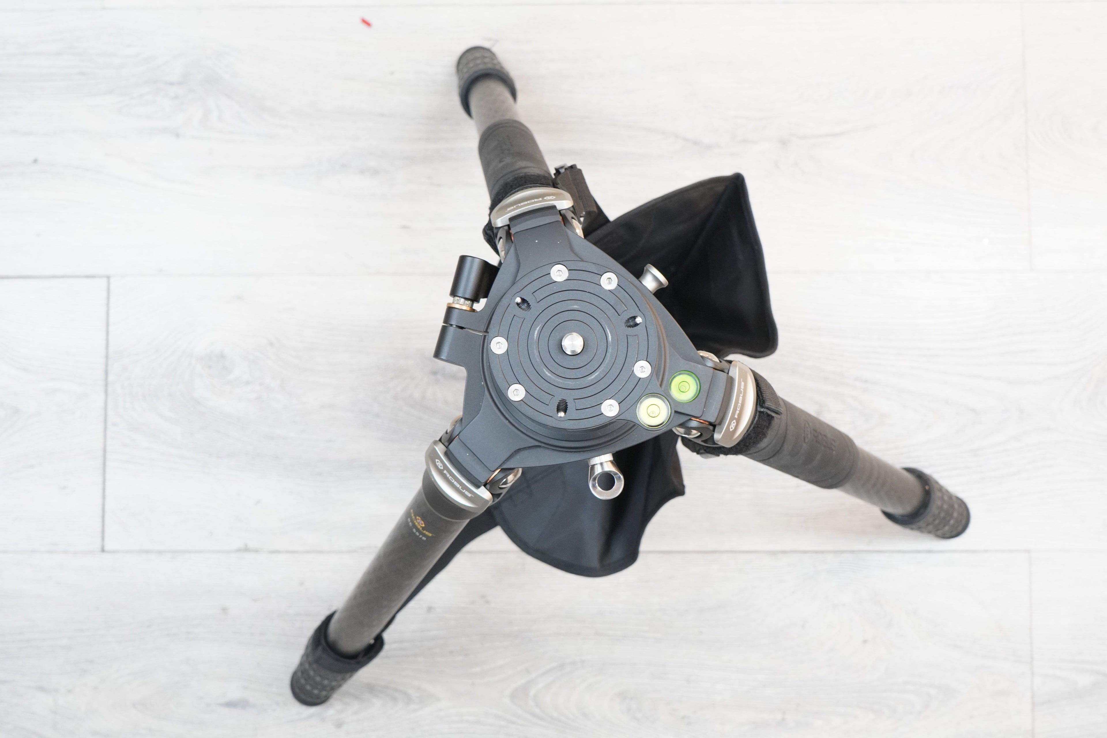 Robus RC-5570 Vantage Series 3 Carbon Fiber Tripod, Used - AVC photo video store