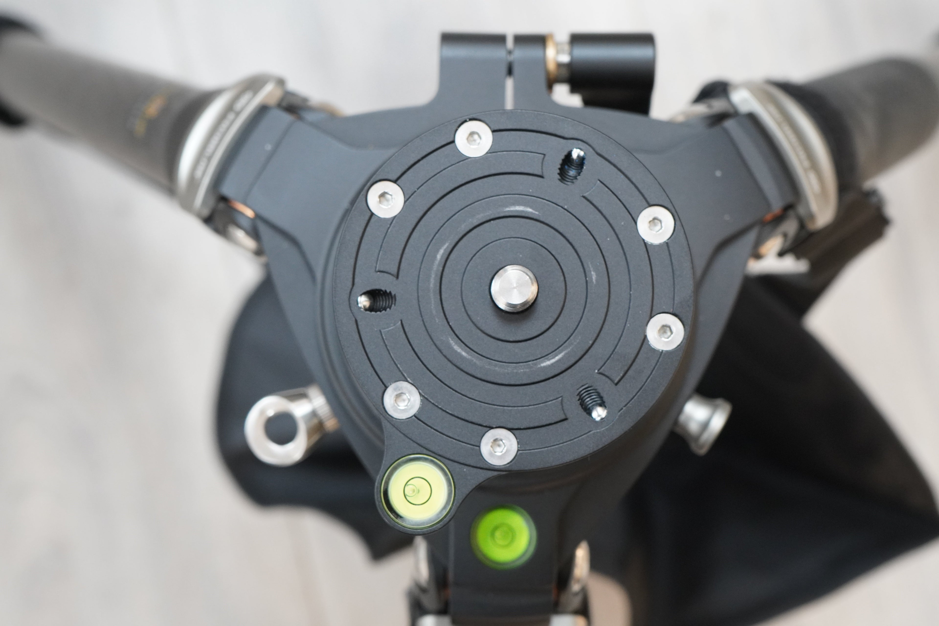 Robus RC-5570 Vantage Series 3 Carbon Fiber Tripod, Used - AVC photo video store