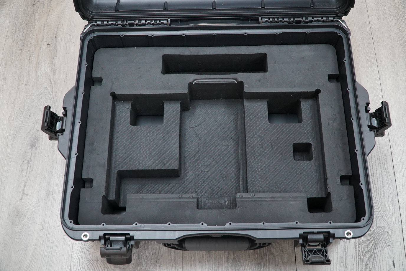 OSEE 21.5" LCM215-HDR+ Field Monitor with V-Mount Battery Plate with Nanuk Case 945 #60494, Used