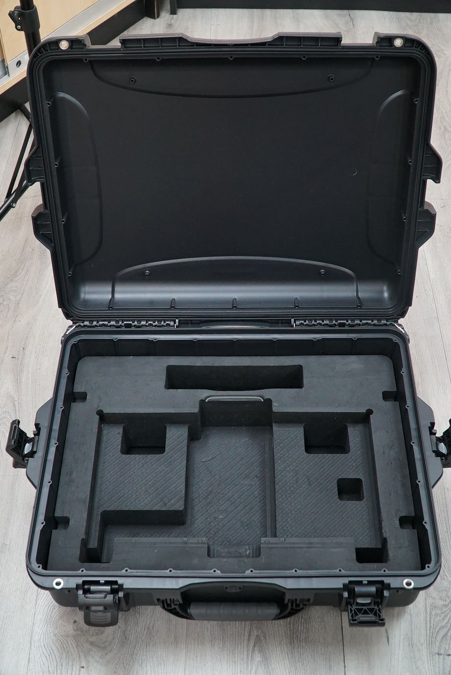 OSEE 21.5" LCM215-HDR+ Field Monitor with V-Mount Battery Plate with Nanuk Case 945 #60494, Used