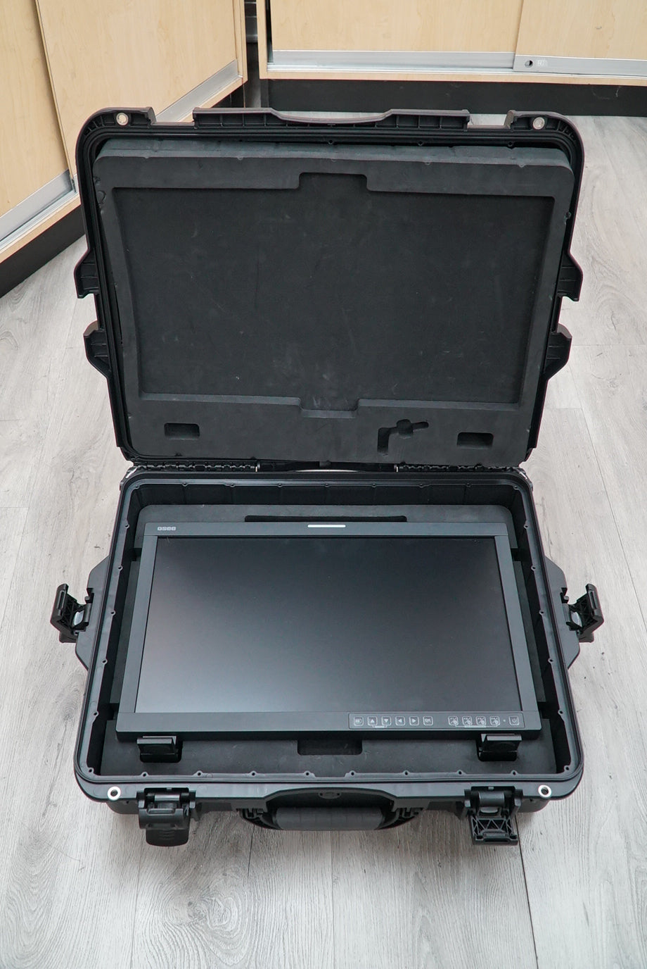 OSEE 21.5" LCM215-HDR+ Field Monitor with V-Mount Battery Plate with Nanuk Case 945 #60494, Used