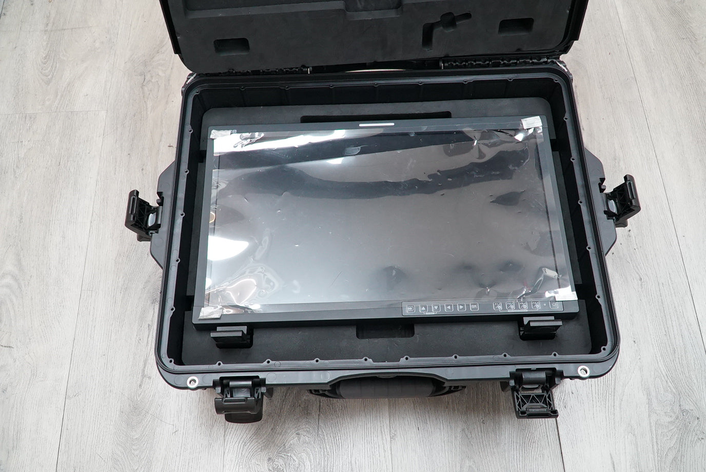 OSEE 21.5" LCM215-HDR+ Field Monitor with V-Mount Battery Plate with Nanuk Case 945 #60494, Used