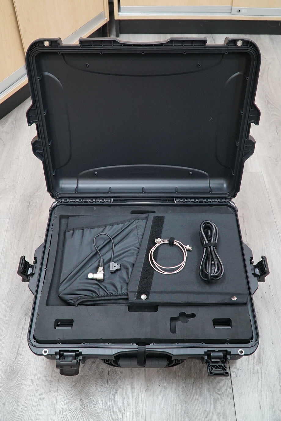 OSEE 21.5" LCM215-HDR+ Field Monitor with V-Mount Battery Plate with Nanuk Case 945 #60494, Used