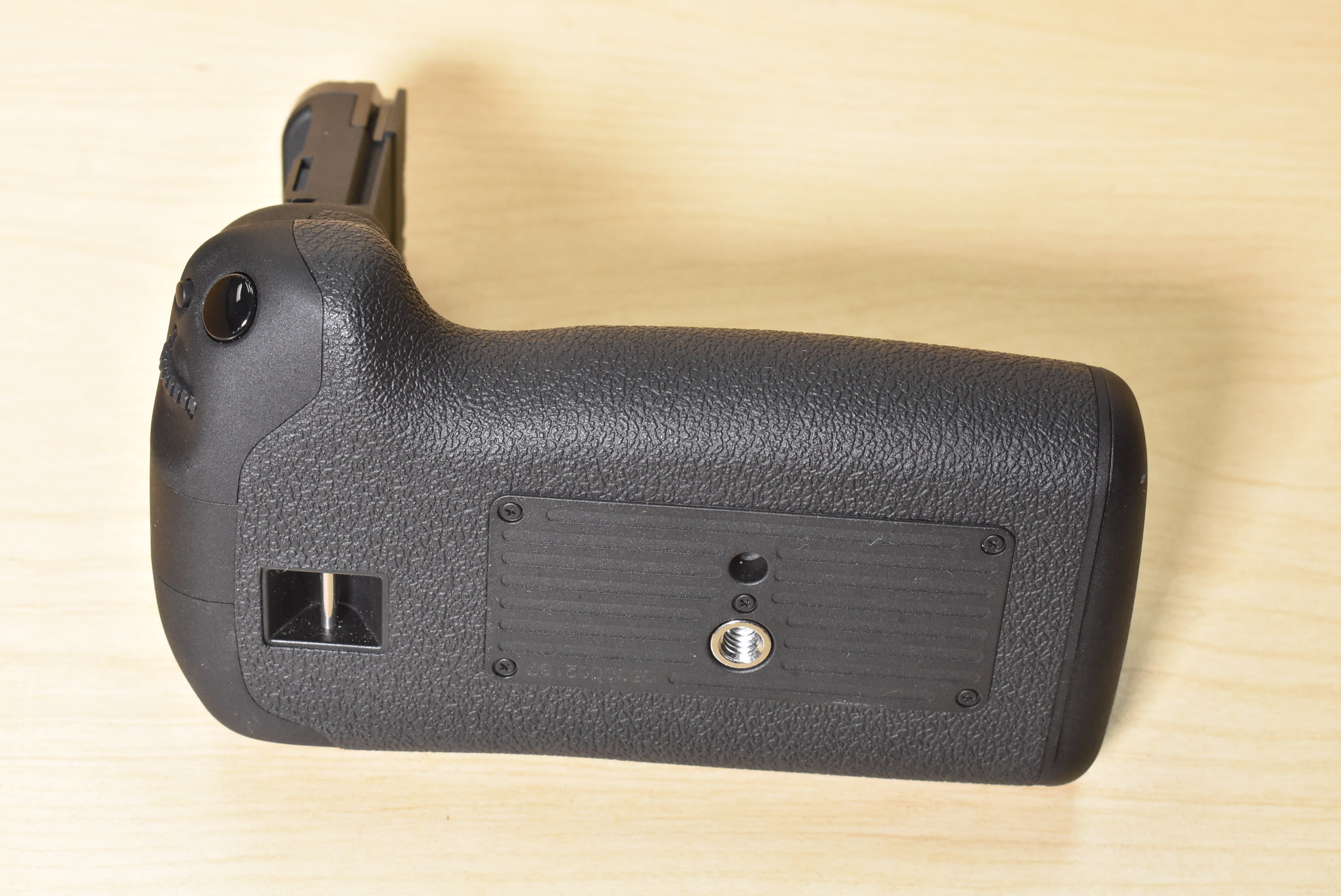 Canon BGE21-02187 BG-E21 Battery Grip for Canon 6D Mark II, Used - AVC photo video store