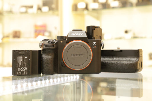 Sony A7RIII-3410986 a7R III Mirrorless Camera Body + VG-C3EM, Black (42.4MP), Used