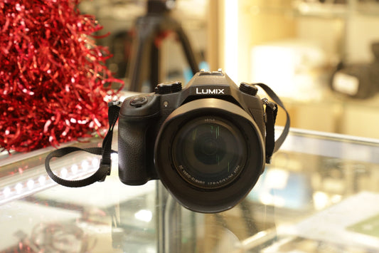 Panasonic DMCFZ1000-01391 Lumix DMC-FZ1000 w/25-400 Lens, Used
