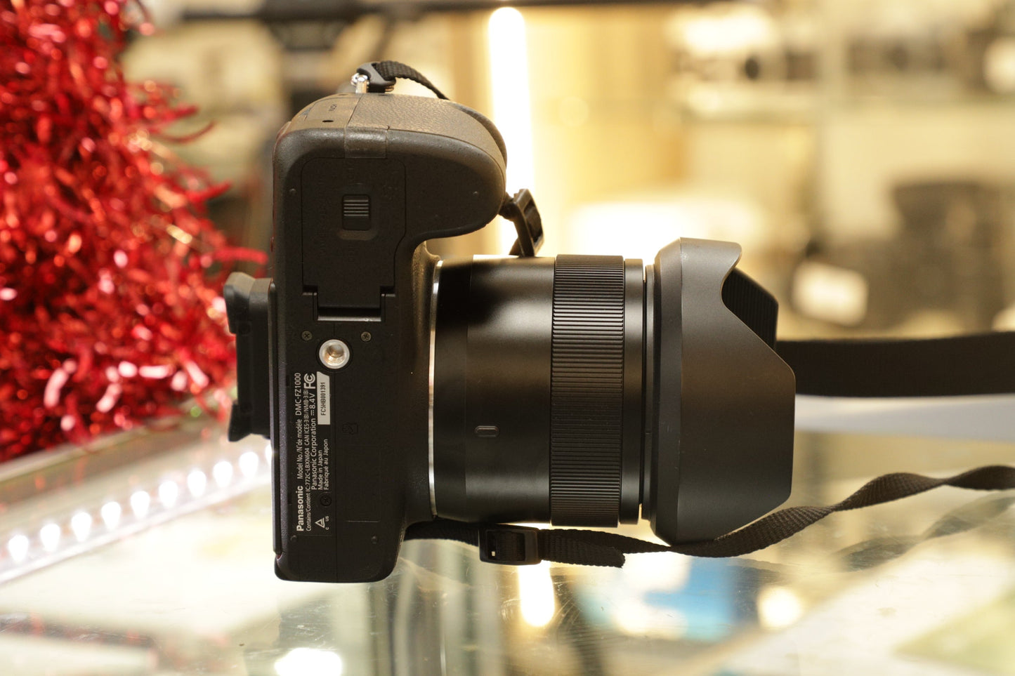 Panasonic DMCFZ1000-01391 Lumix DMC-FZ1000 w/25-400 Lens, Used