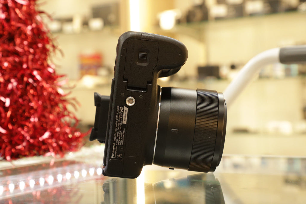 Panasonic DMCFZ1000-01459 Lumix DMC-FZ1000 w/25-400 Lens, Used - AVC photo video store