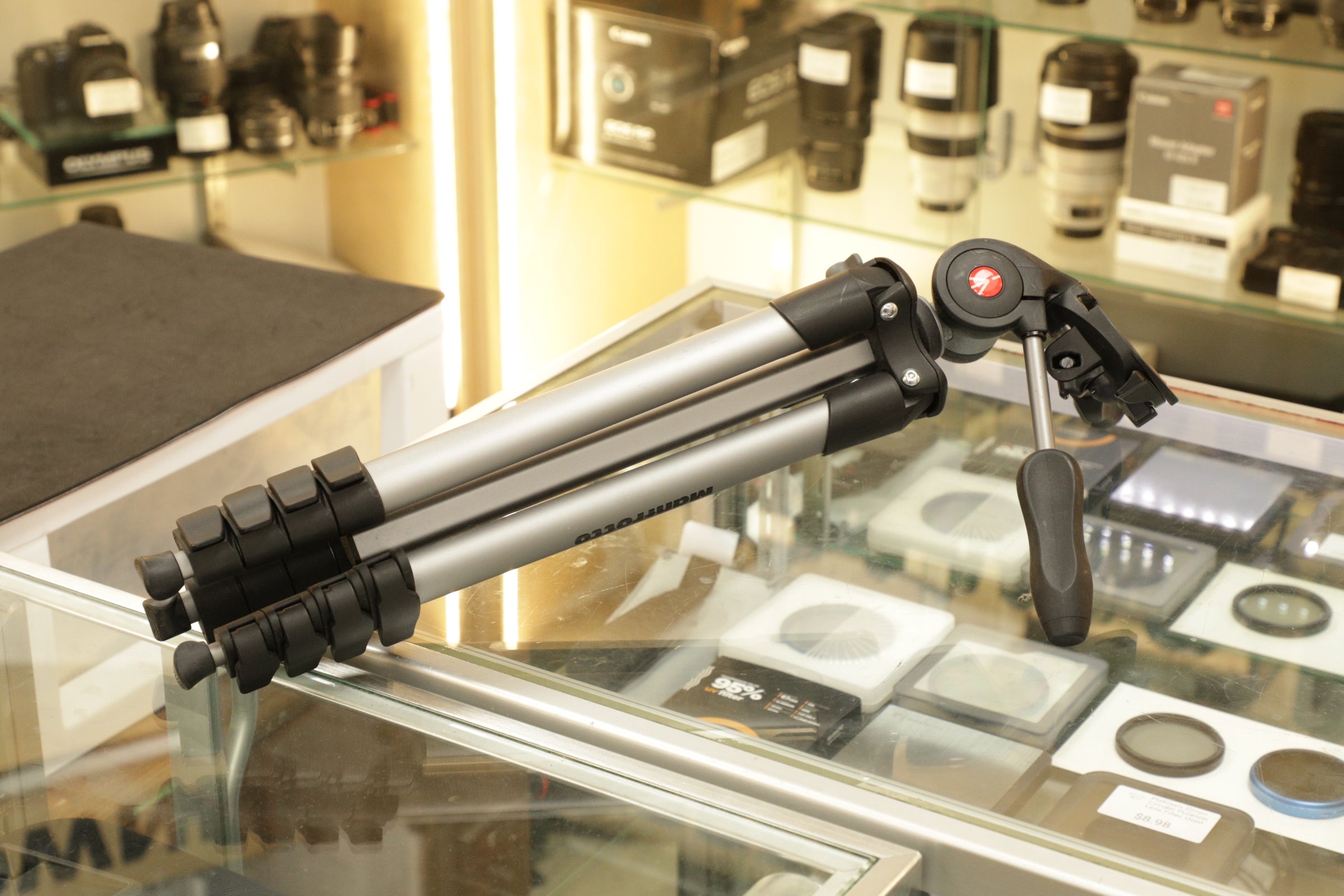 MANFROTTO COMPACTADVBK-85816 Advanced Compact Tripod, Used MANFROTTO