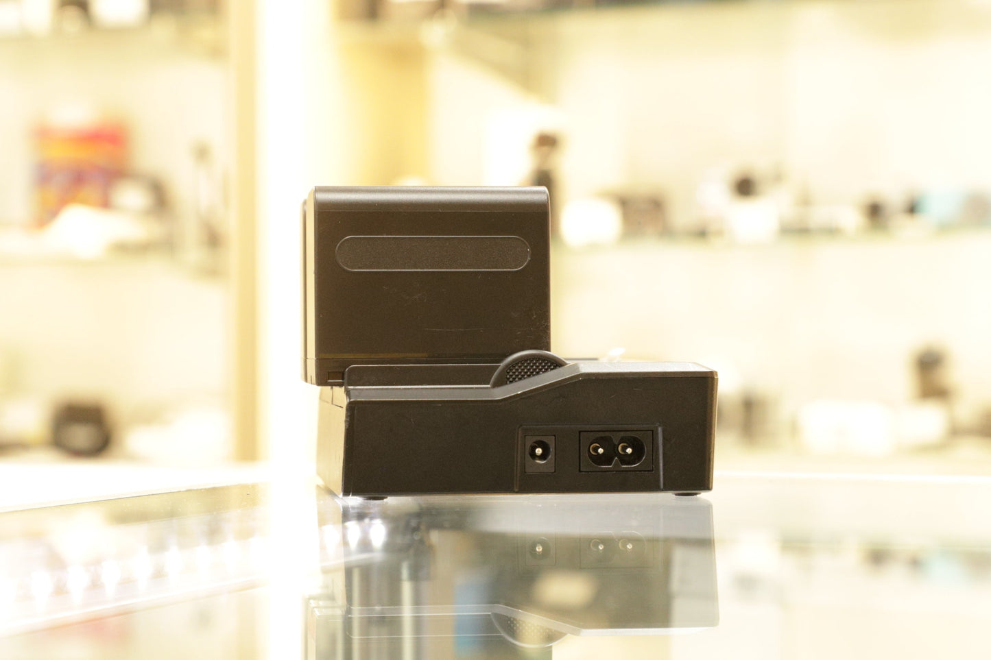 Vidpro Dual-Bay LCD AC/DC Battery Charger W/2 Power2000 NP-F750/770 Battery Packs, Used