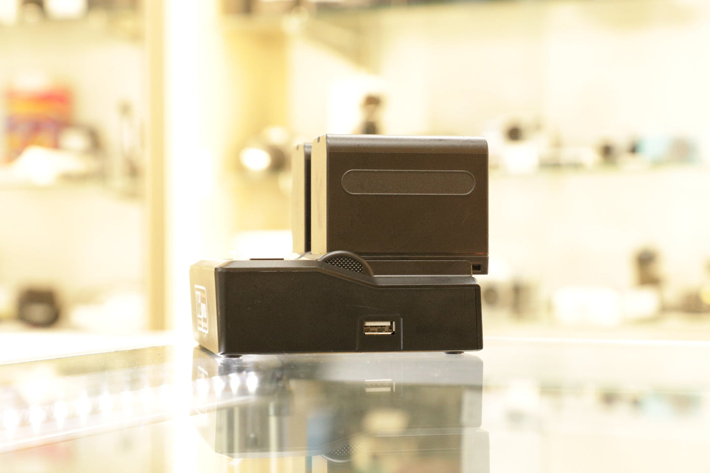 Vidpro Dual-Bay LCD AC/DC Battery Charger W/2 Power2000 NP-F750/770 Battery Packs, Used