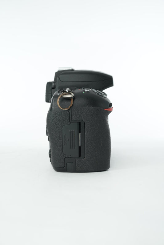 Nikon D750/BODY/35661 D750, Body Only + MBD16 Battery Grip, Used